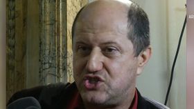 Mai multe tinere, exploatate ani la rând de un fost consultant politic! Individul, care este și un cunoscut yoghin, a fost săltat de mascați
